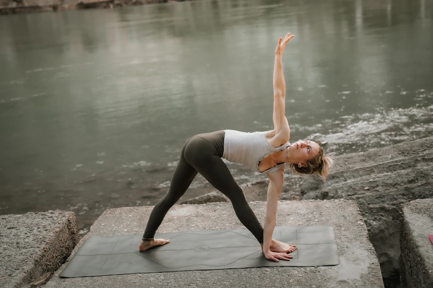 Eine Gruppe praktiziert gemeinsam achtsames Hatha Yoga in einem ruhigen Studio